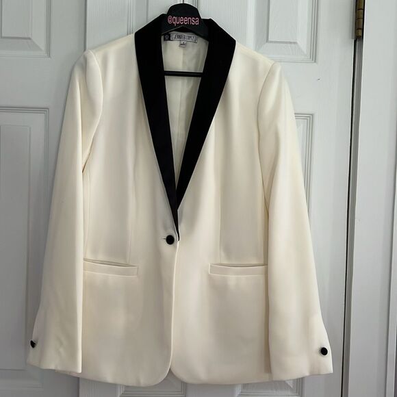 Jennifer Lopez Elegant Cream and Black Tuxedo Blazer - Picture 2 of 15